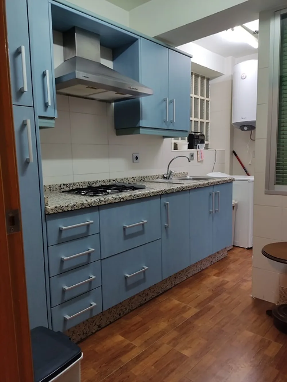 Cocina con muebles azules y encimera de granito – Venta Piso Carretera Trassierra Córdoba
