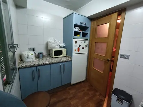 Cocina con frigorífico y microondas – Venta Piso Carretera Trassierra Córdoba
