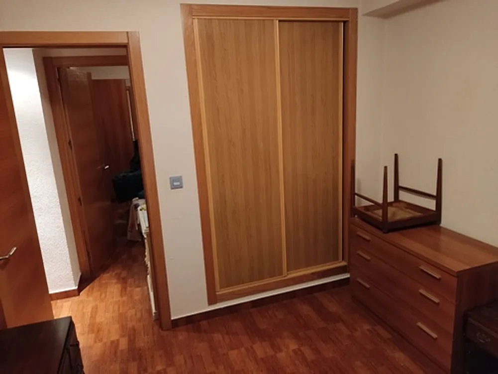 Dormitorio con armario de madera – Venta Piso Carretera Trassierra Córdoba