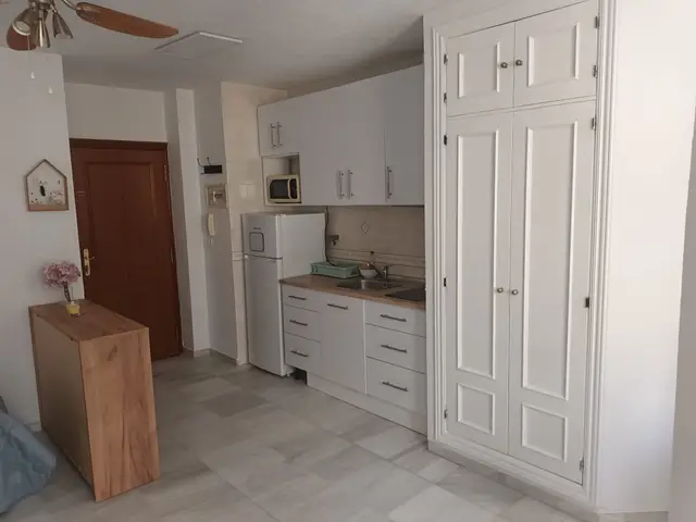 Cocina con armario empotrado – Estudio La Noria San Luis de Sabinillas
