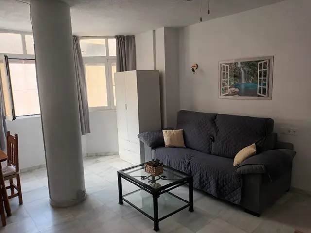 Salón con mesa de cristal – Estudio La Noria San Luis de Sabinillas
