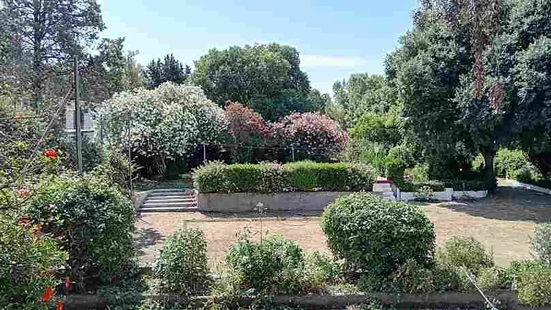 Jardín con arbustos y escalera – Venta de casa chalet en la Urbanización El Sol Alcolea Córdoba