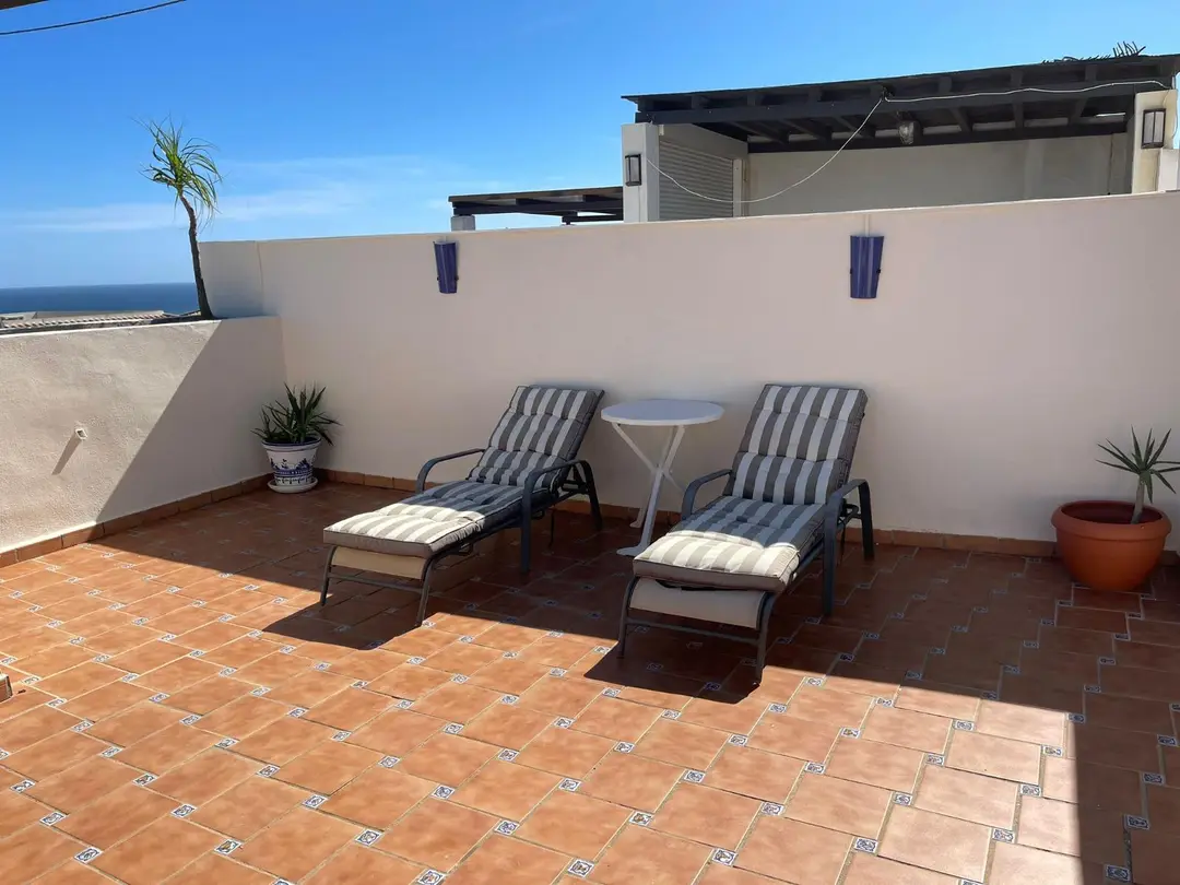Solárium con tumbonas – Venta Ático Balcones Hidalgos