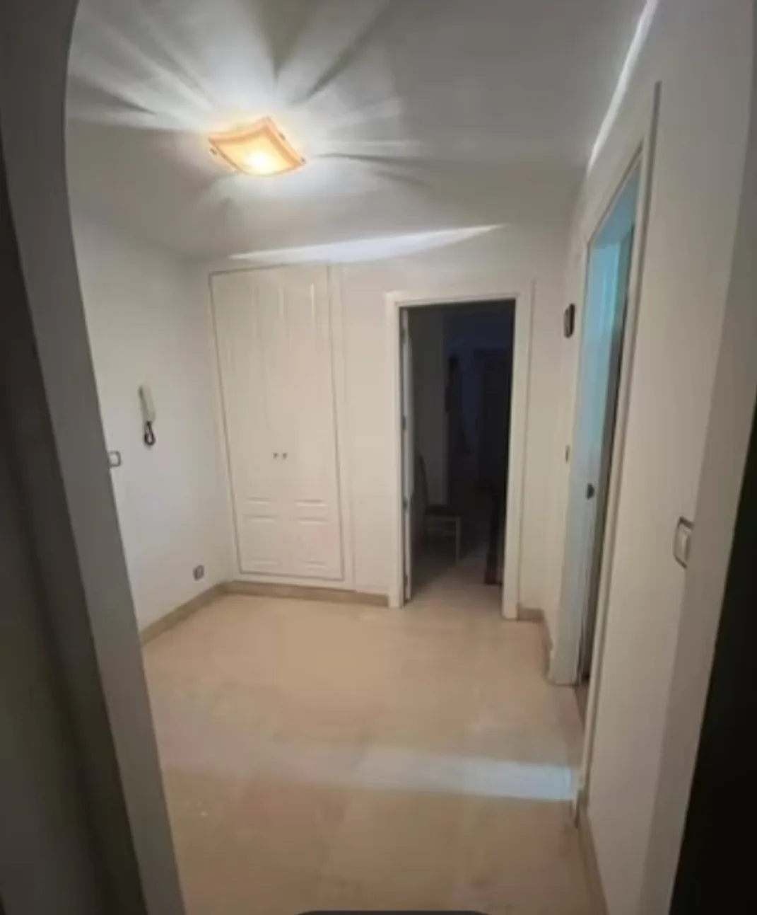 Pasillo con armario empotrado – Venta de apartamento en La Noria con piscina