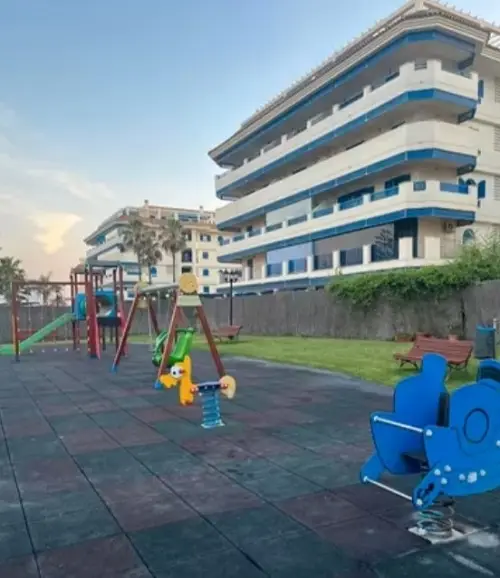 Parque infantil de la urbanización – Venta de apartamento en La Noria con piscina
