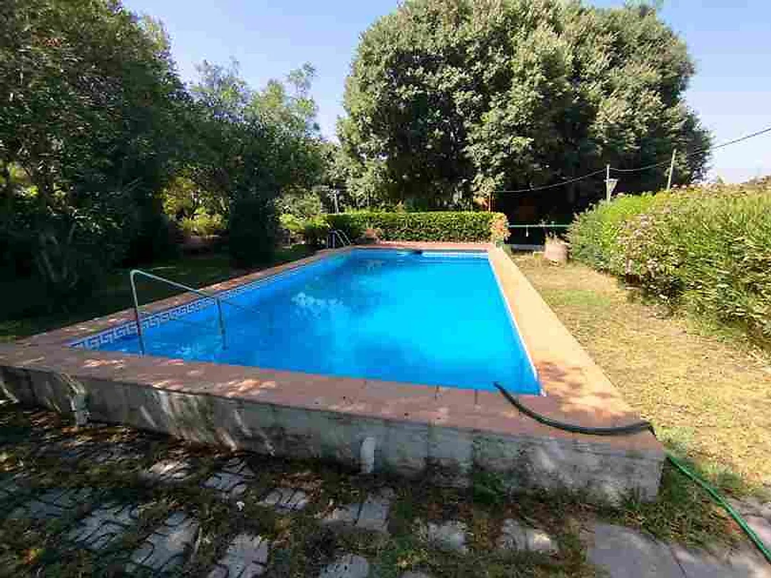 Piscina rodeada de jardín – Venta de casa chalet en la Urbanización El Sol Alcolea Córdoba