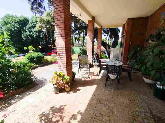 Porche con mesa y jardín – Venta de casa chalet en la Urbanización El Sol Alcolea Córdoba