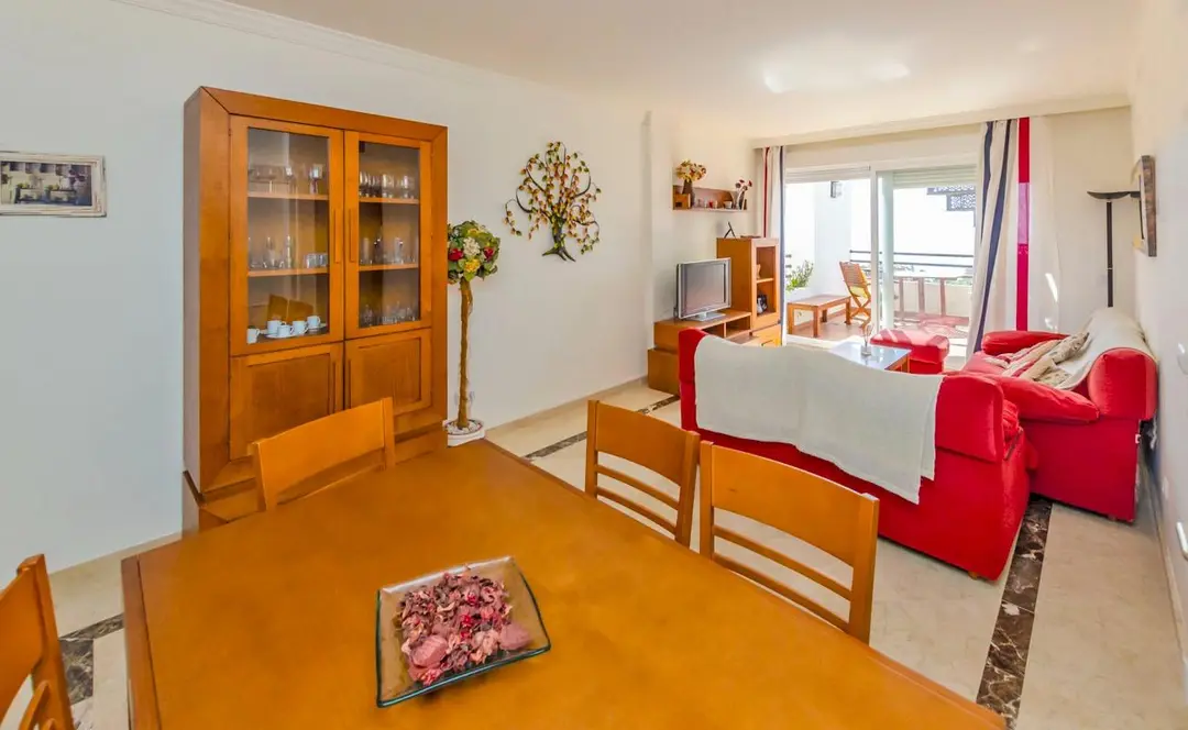 Salón comedor con vitrina – Venta Ático Balcones Hidalgos
