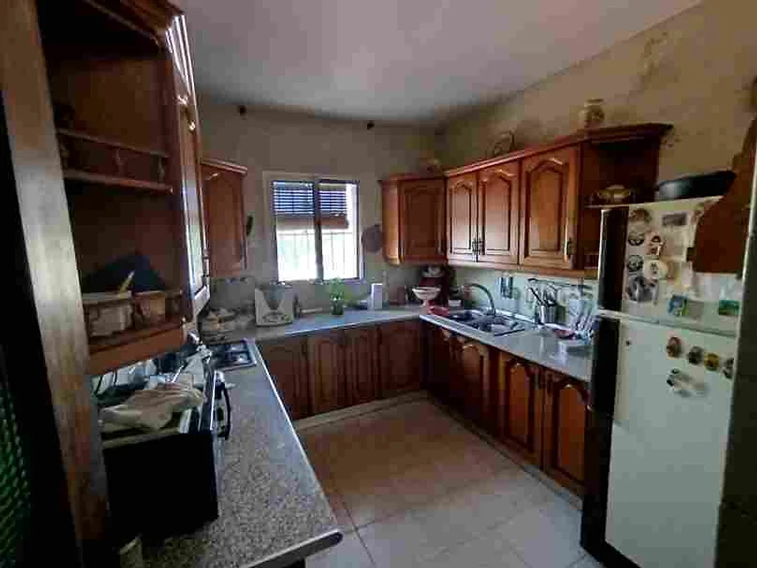Cocina con muebles de madera – Venta de casa chalet en la Urbanización El Sol Alcolea Córdoba