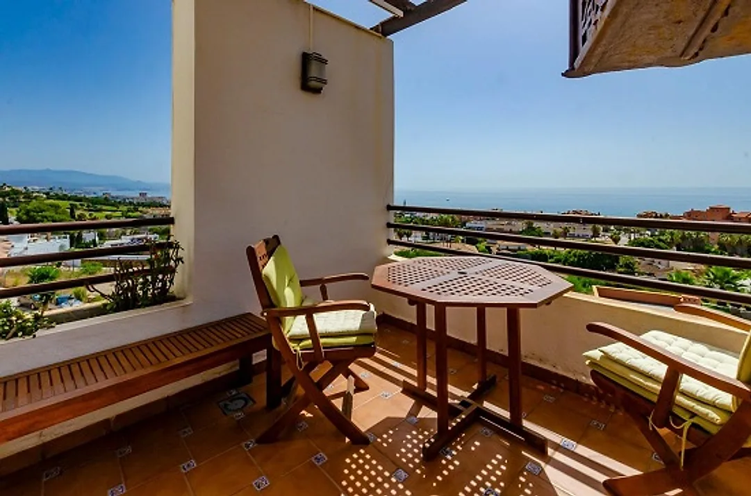 Terraza con muebles de jardín – Venta Ático Balcones Hidalgos
