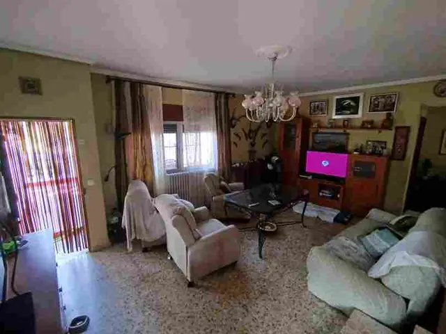 Salón con sofás y lámpara de araña – Venta de casa chalet en la Urbanización El Sol Alcolea Córdoba