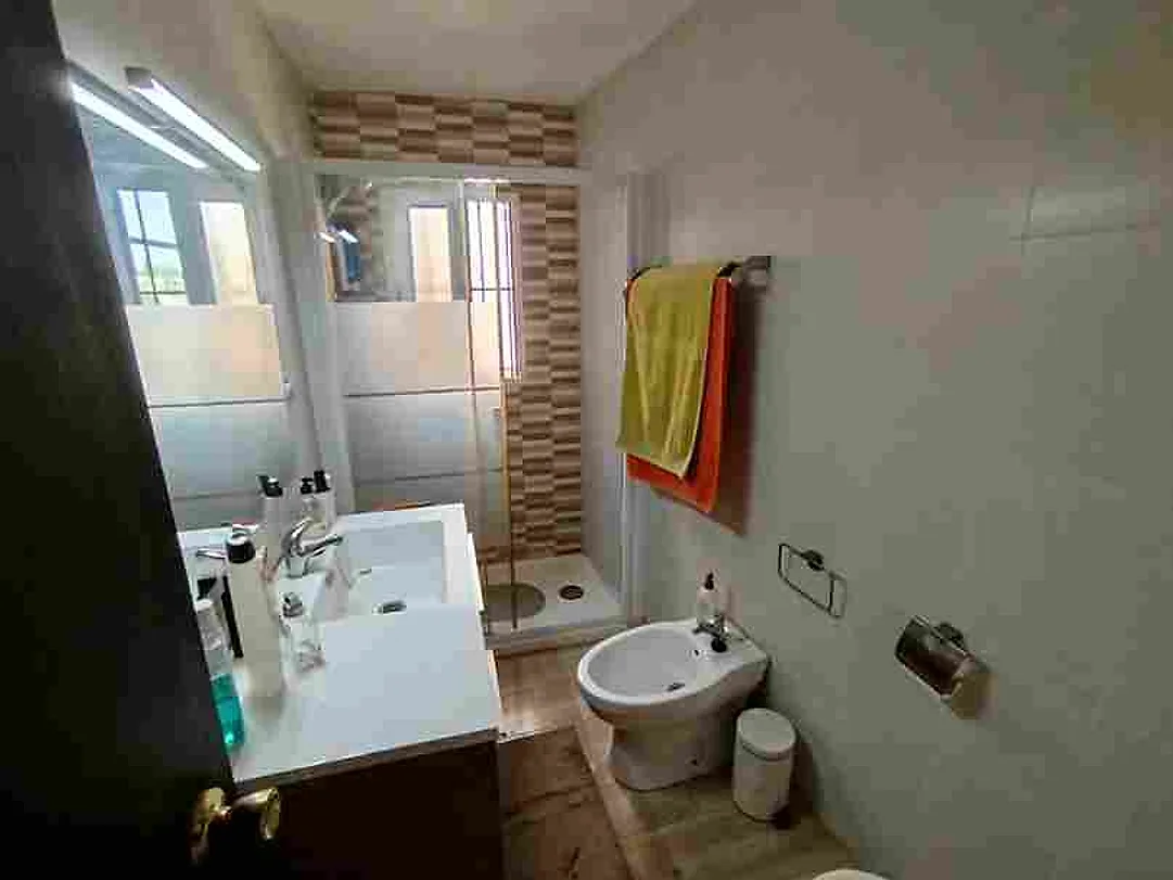 Baño con ducha y lavabo – Venta de casa chalet en la Urbanización El Sol Alcolea Córdoba