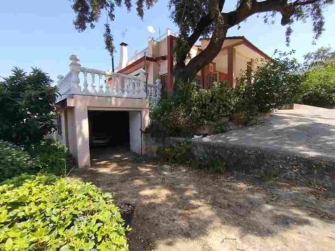 Cochera y acceso al chalet – Venta de casa chalet en la Urbanización El Sol Alcolea Córdoba