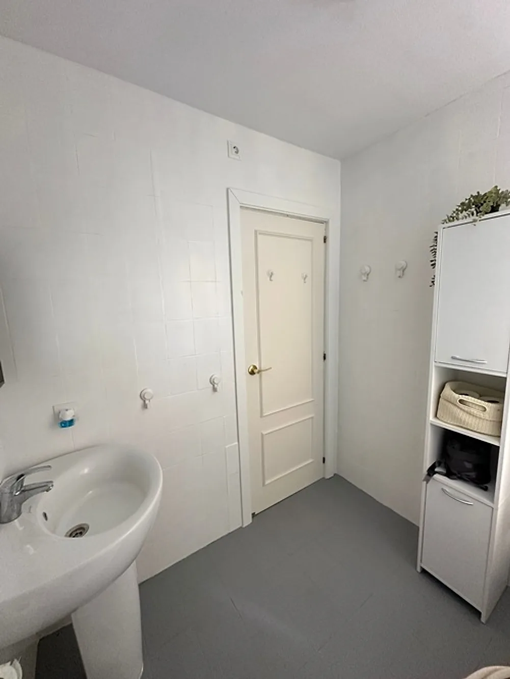 Baño con lavabo – Apartamento en venta con alquiler con opción a compra en San Luis de Sabinillas Manilva