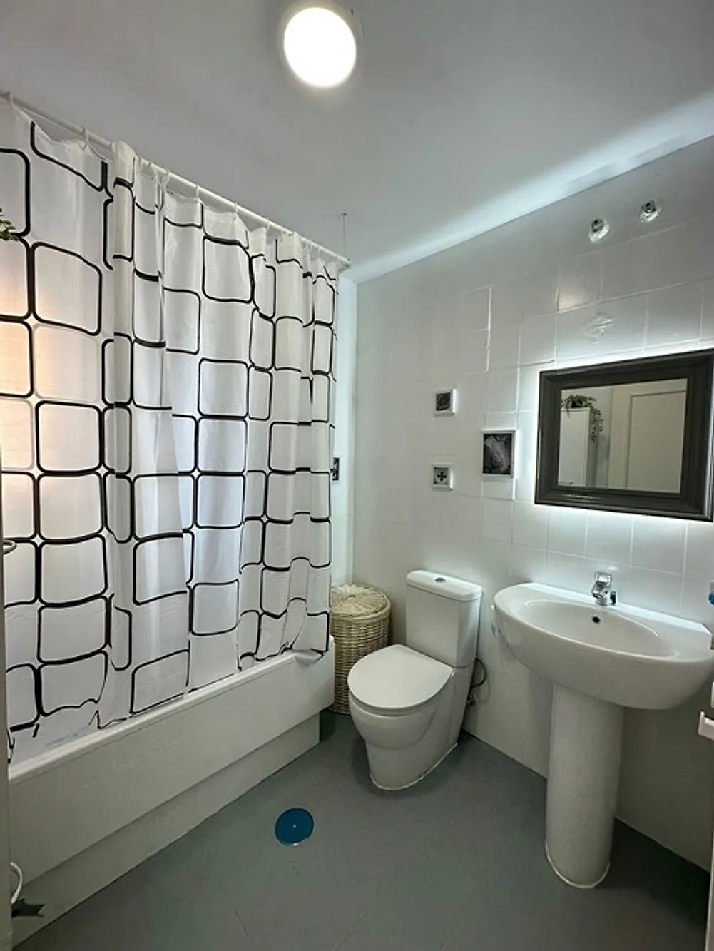 Baño con bañera – Apartamento en venta con alquiler con opción a compra en San Luis de Sabinillas Manilva