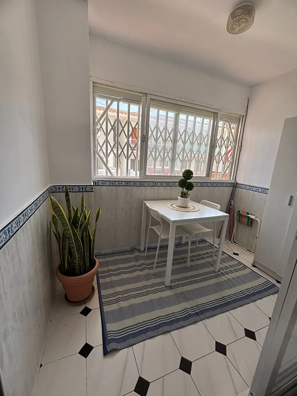 Comedor con ventanal – Apartamento en venta con alquiler con opción a compra en San Luis de Sabinillas Manilva