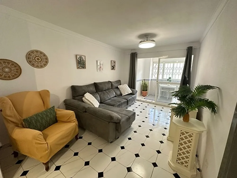 Salón con sofá – Apartamento en venta con alquiler con opción a compra en San Luis de Sabinillas Manilva