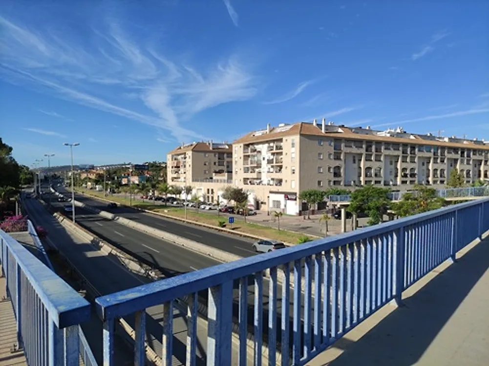 Vistas de la avenida y los edificios – Apartamento en venta con alquiler con opción a compra en San Luis de Sabinillas Manilva
