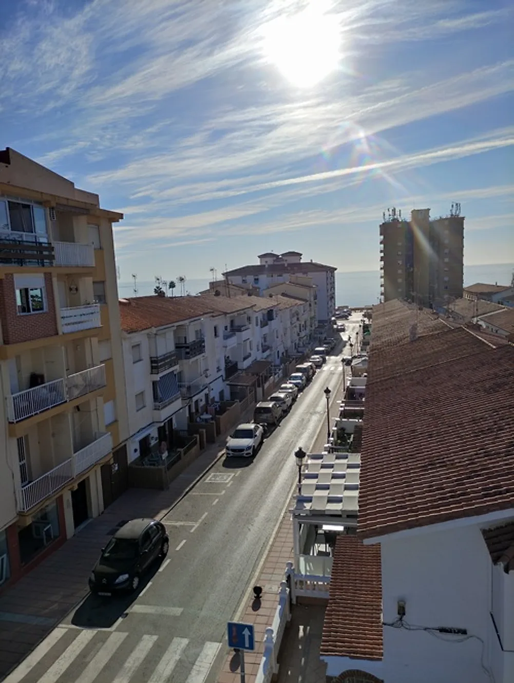 Vistas a la calle desde la terraza – Apartamento en venta con alquiler con opción a compra en San Luis de Sabinillas Manilva