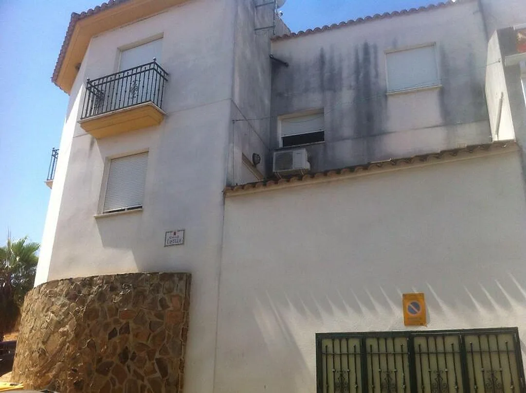 Fachada lateral con balcón – Casa en Venta en Almodóvar del Río