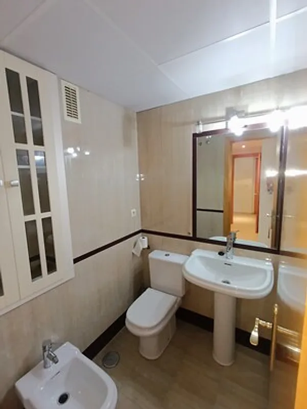 Baño con lavabo y espejo – Venta piso en Maruja Cazalla Córdoba