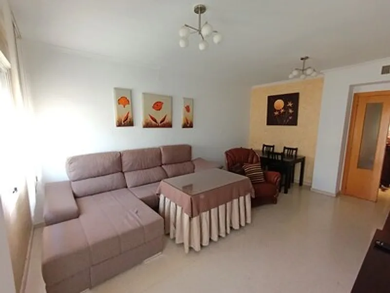 Salón con sofá chaise longue – Venta piso en Maruja Cazalla Córdoba