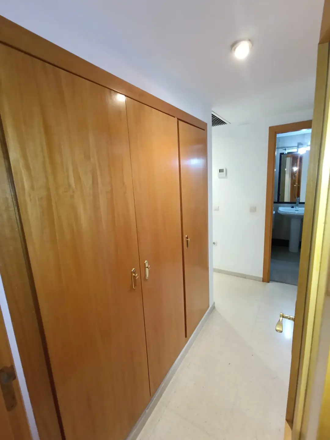 Dormitorio con armario empotrado – Venta piso en Maruja Cazalla Córdoba
