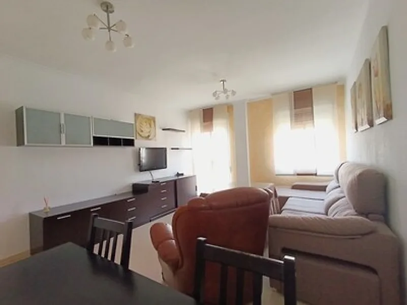 Salón con sofá y mueble de televisión – Venta piso en Maruja Cazalla Córdoba