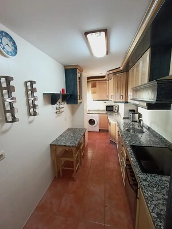 Cocina con encimera de granito y lavadora – Venta piso en Maruja Cazalla Córdoba