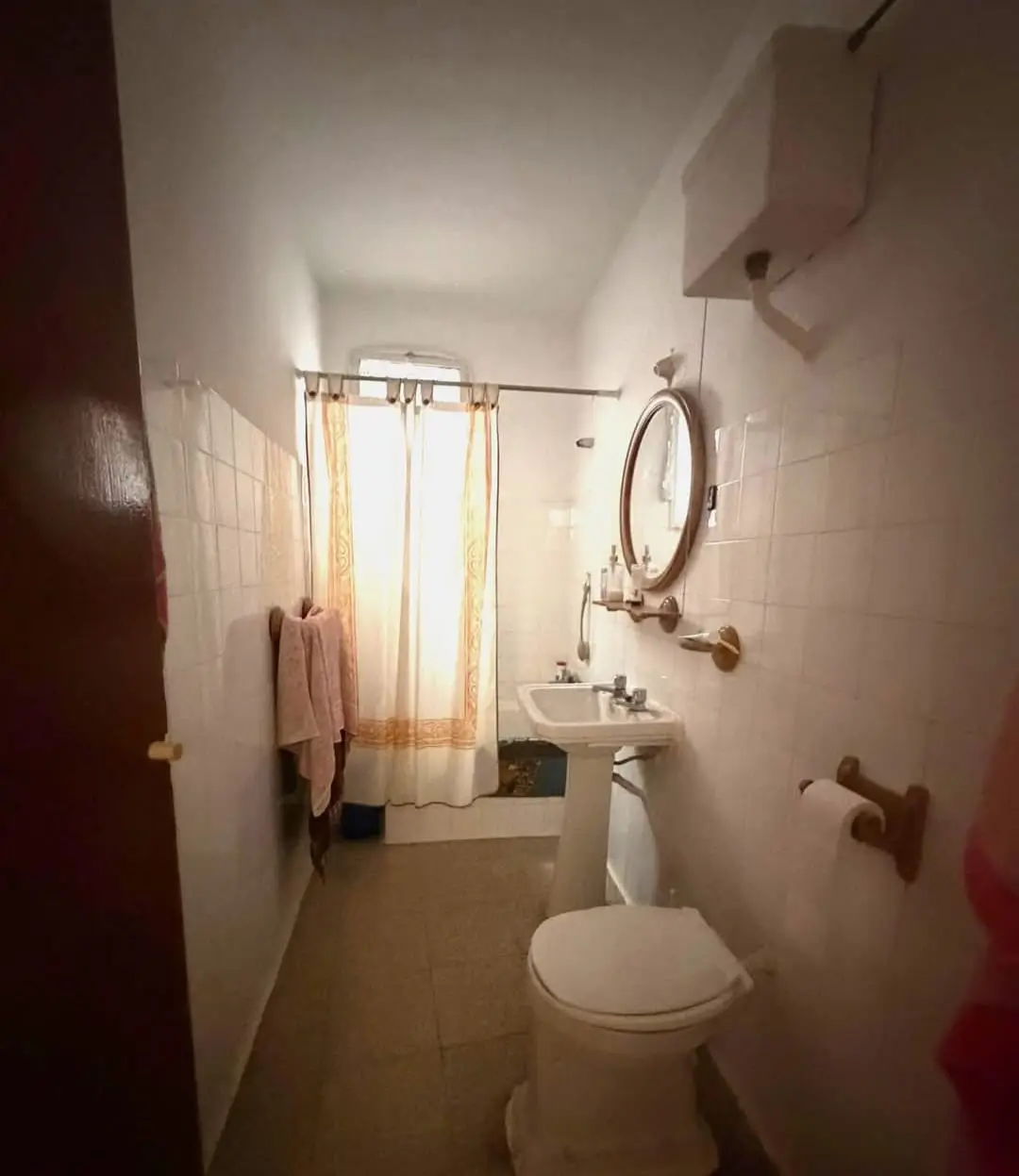 Baño con lavabo – Chollo Piso a Reformar en Córdoba