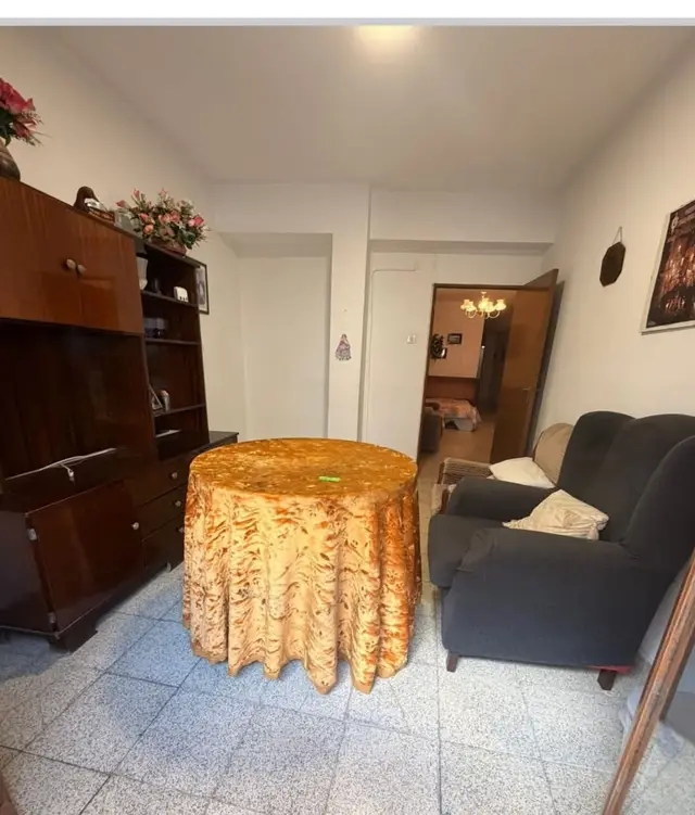 Salón comedor con mesa camilla – Chollo Piso a Reformar en Córdoba