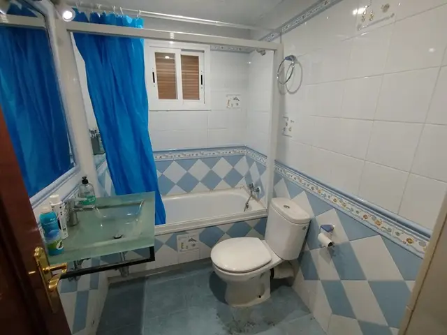 Baño con bañera – Piso en venta en Polígono Guadalquivir Córdoba 3 dormitorios