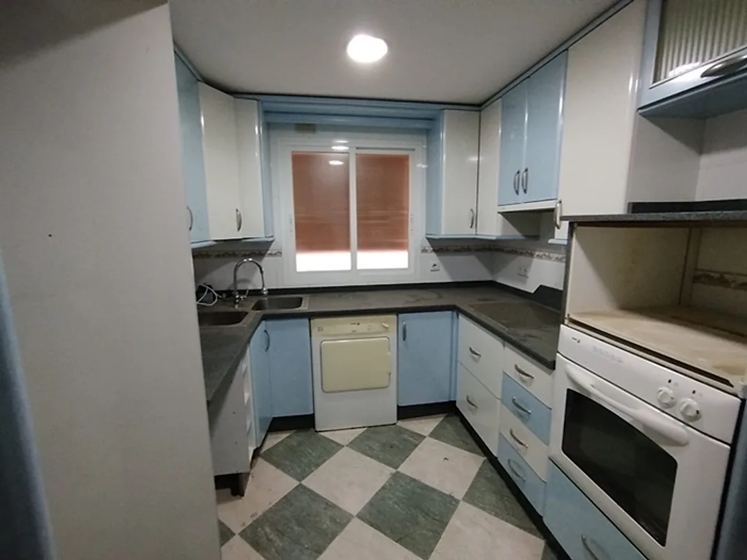 Cocina con muebles azules – Piso en venta en Polígono Guadalquivir Córdoba 3 dormitorios