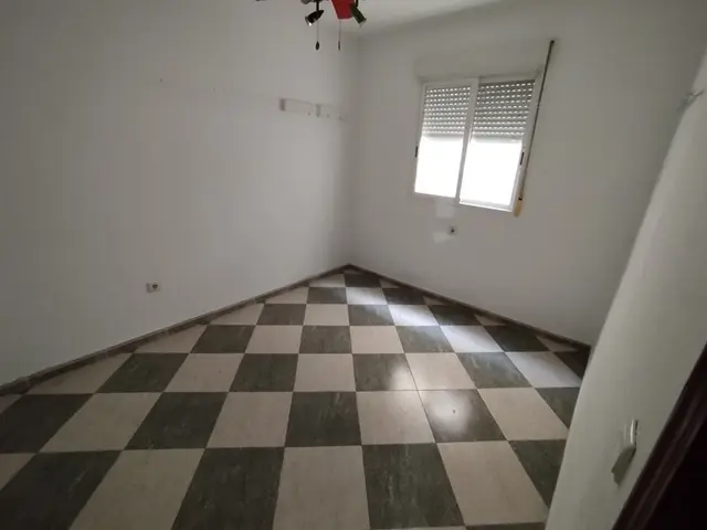 Dormitorio con suelo ajedrezado – Piso en venta en Polígono Guadalquivir Córdoba 3 dormitorios