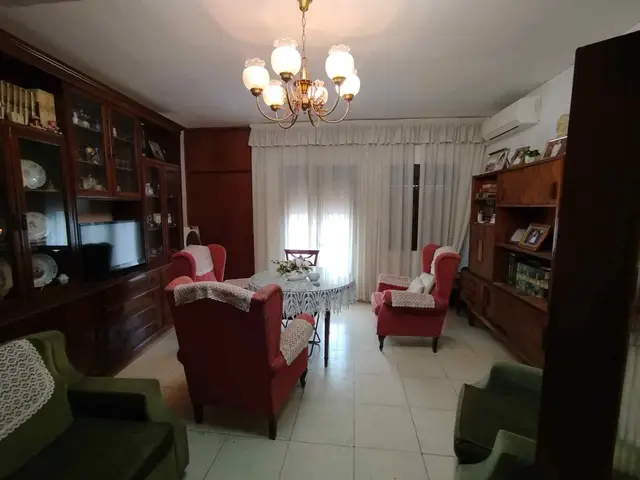 Salón con mueble librería – Venta Piso Calle San Pablo