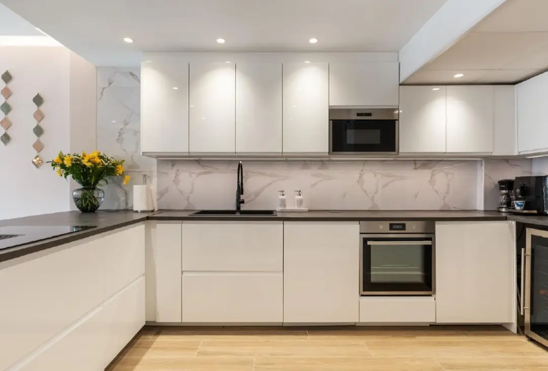 Cocina moderna en blanco – Apartamento en Planta Baja en Nueva Andalucía