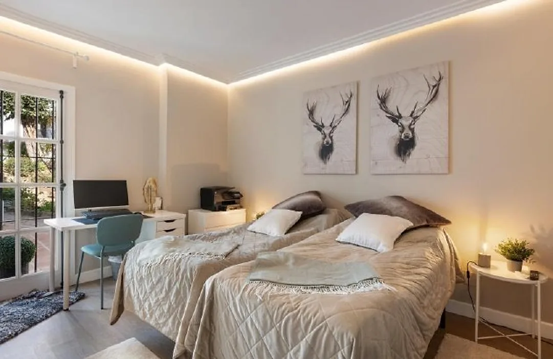 Dormitorio con dos camas – Apartamento en Planta Baja en Nueva Andalucía