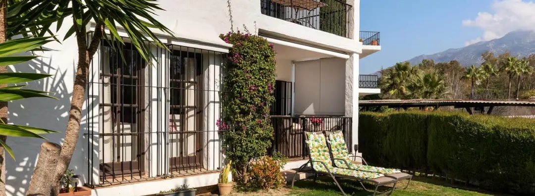 Terraza con jardín y buganvilla – Apartamento en Planta Baja en Nueva Andalucía