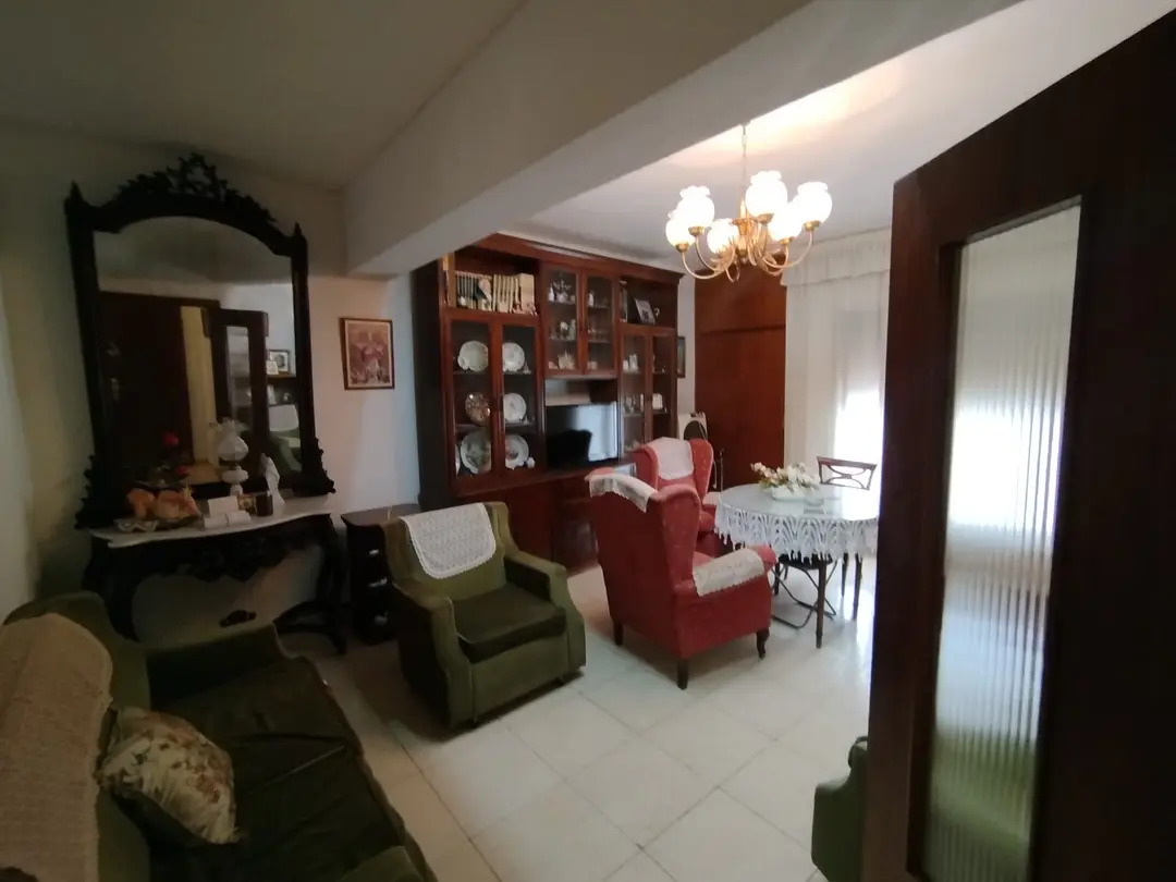 Salón comedor con espejo y vitrina – Venta Piso Calle San Pablo