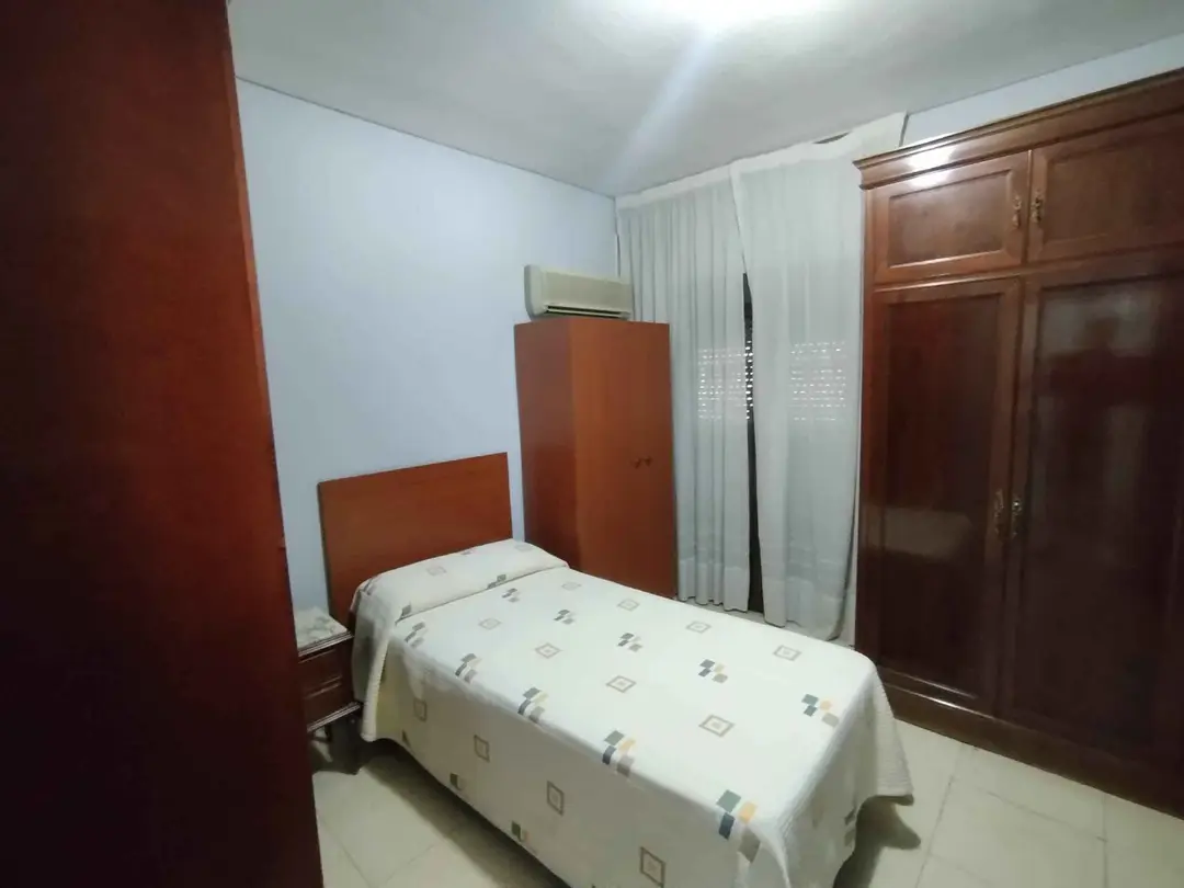 Dormitorio con armario de madera – Venta Piso Calle San Pablo