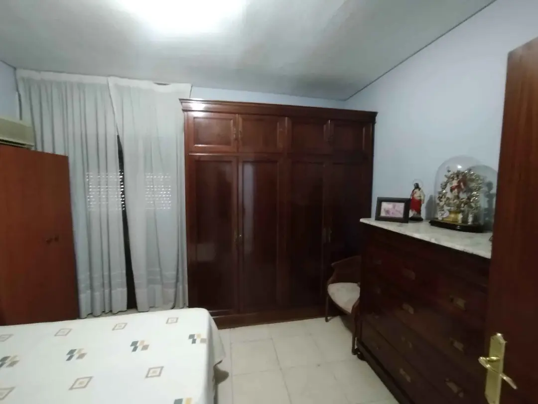 Dormitorio con armario y cómoda – Venta Piso Calle San Pablo
