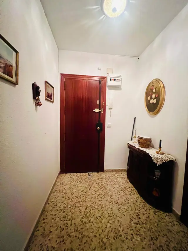 Recibidor con puerta de entrada – Piso en Ciudad Jardín Córdoba con 4 dormitorios y ascensor