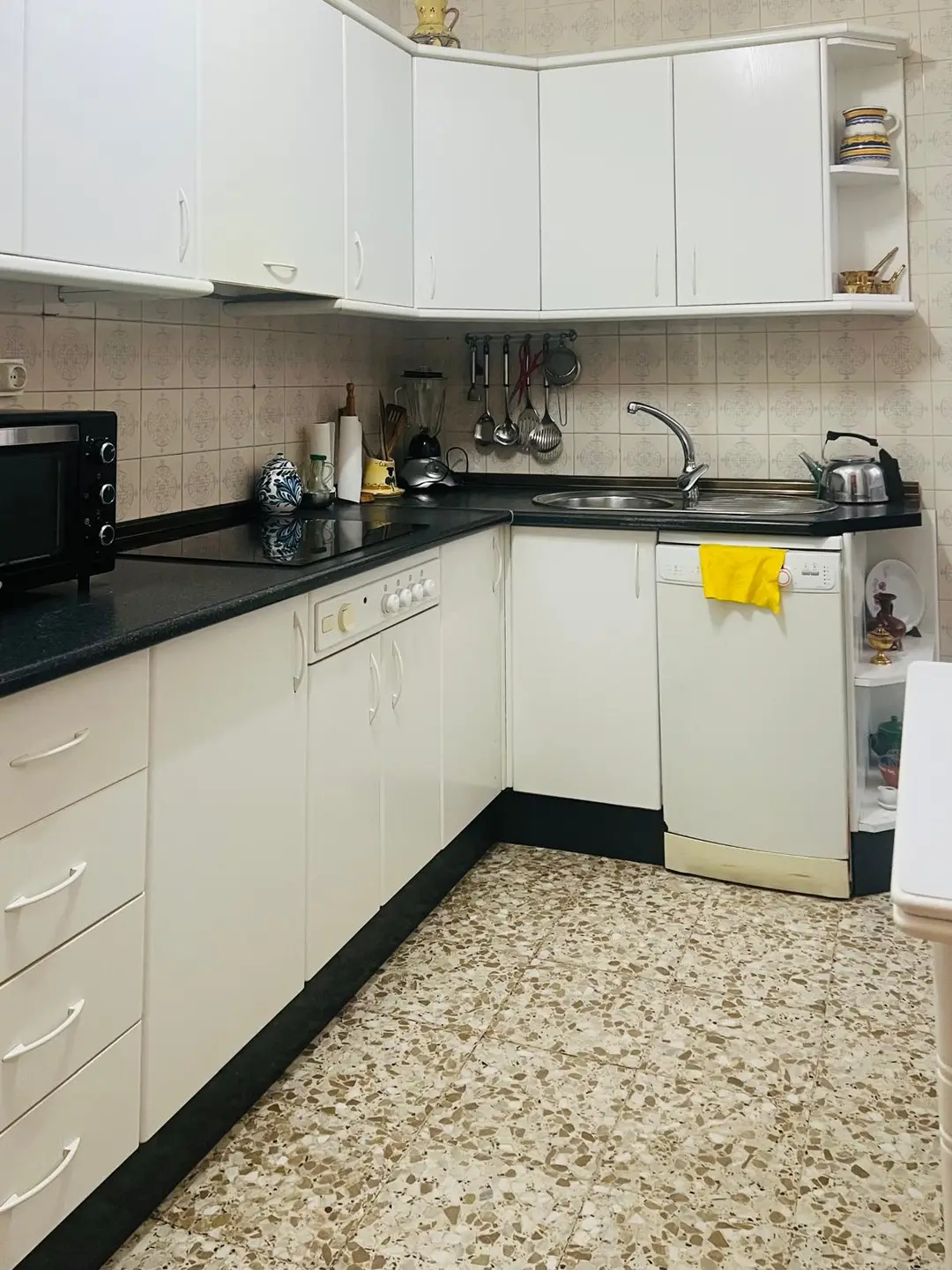 Cocina con muebles blancos – Piso en Ciudad Jardín Córdoba con 4 dormitorios y ascensor