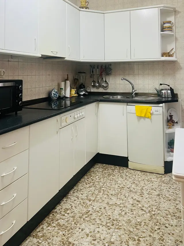 Cocina con muebles blancos – Piso en Ciudad Jardín Córdoba con 4 dormitorios y ascensor