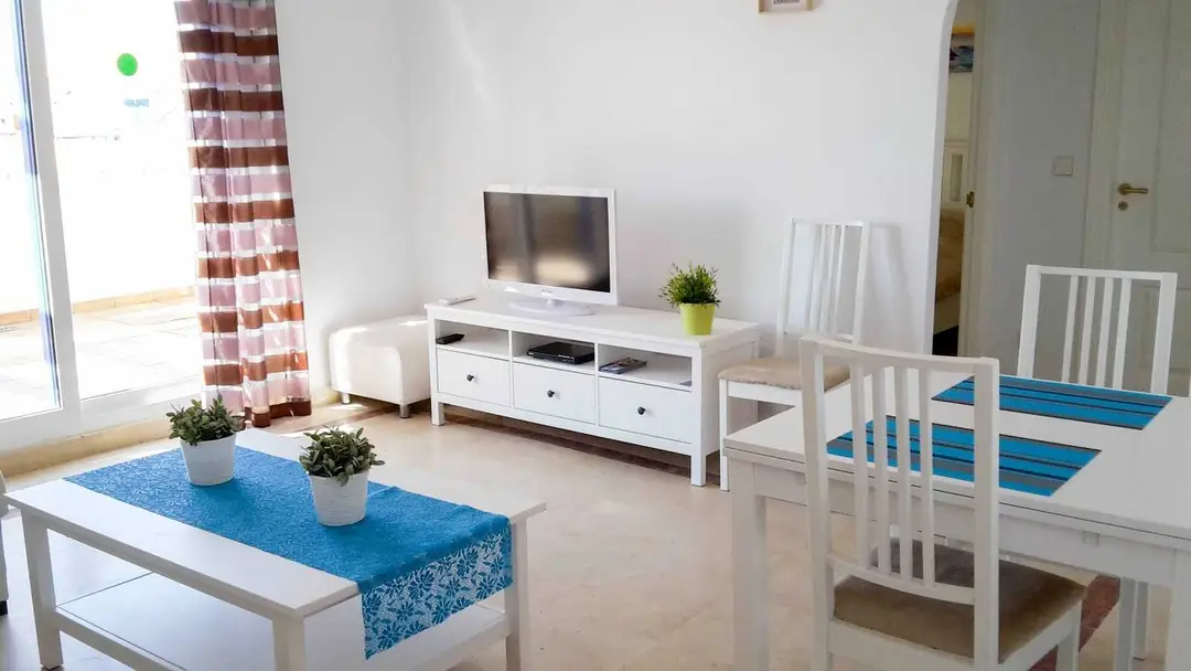 Salón con mueble de televisión – Ático en venta en La Noria, Sabinillas
