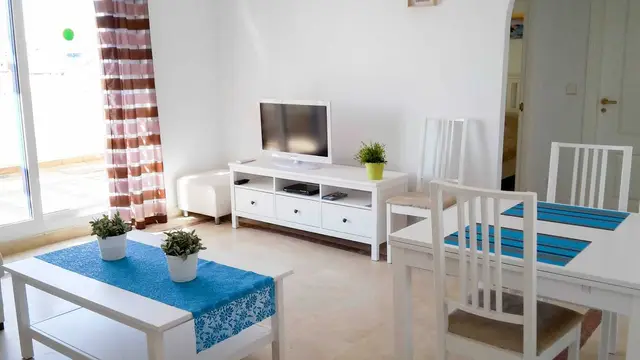 Salón con mueble de televisión – Ático en venta en La Noria, Sabinillas