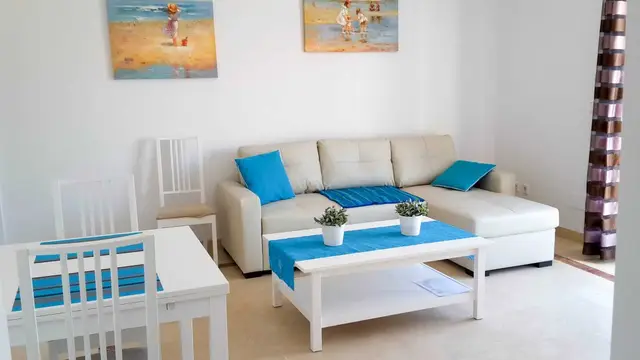 Salón con sofá chaise longue – Ático en venta en La Noria, Sabinillas