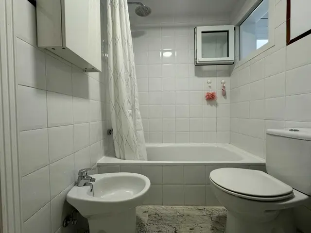 Baño con bañera – Ático en venta en La Noria, Sabinillas