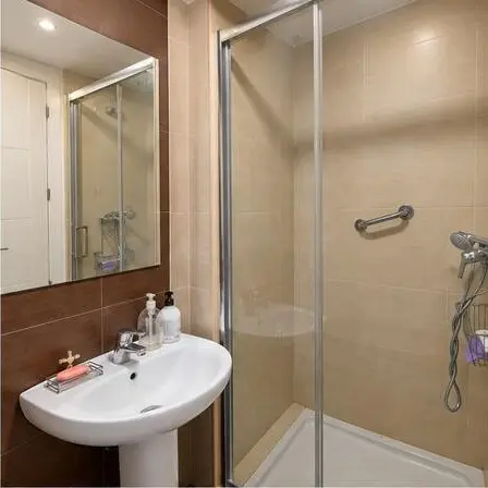 Baño con ducha del apartamento en venta en Ciudad Jardín, Córdoba