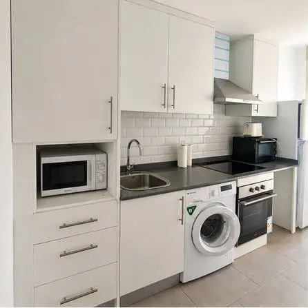 Cocina equipada del apartamento en calle Antonio Maura, Córdoba